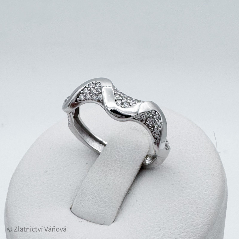 Bílé zlato prsten se zirkony